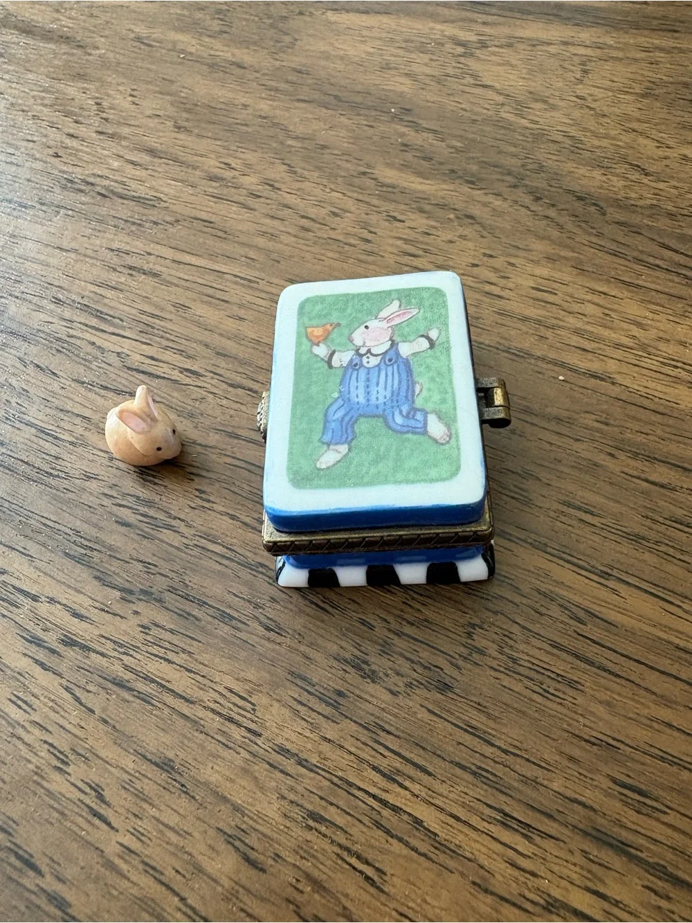 Ceramic Bunny Hinged lBox - Blue & White with Bunny Inside